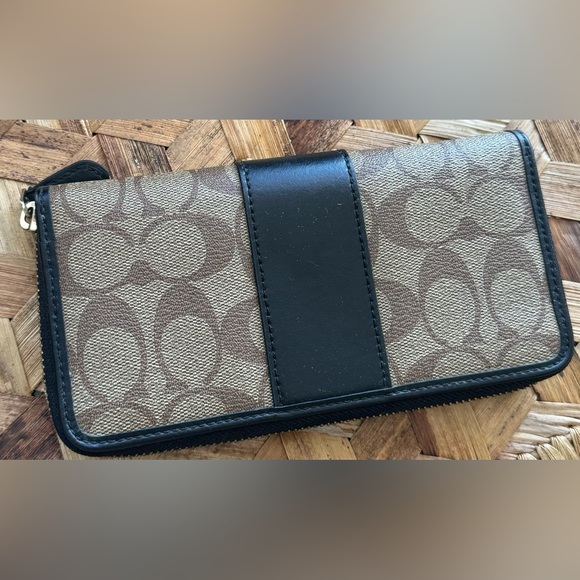 Coach Accordion Zip Wallet In Signature Canvas. - Picture 3 of 6